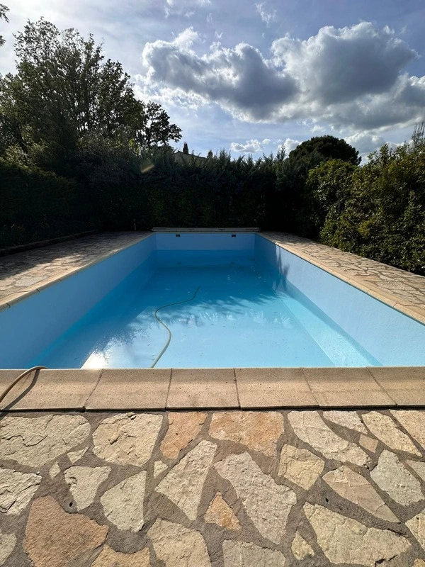 Piscine coque polyester rénovée avec nouveau gel coat dans le Var