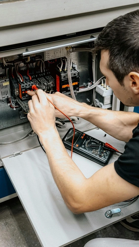 Victor, électricien partenaire AlloMonPro à Fréjus